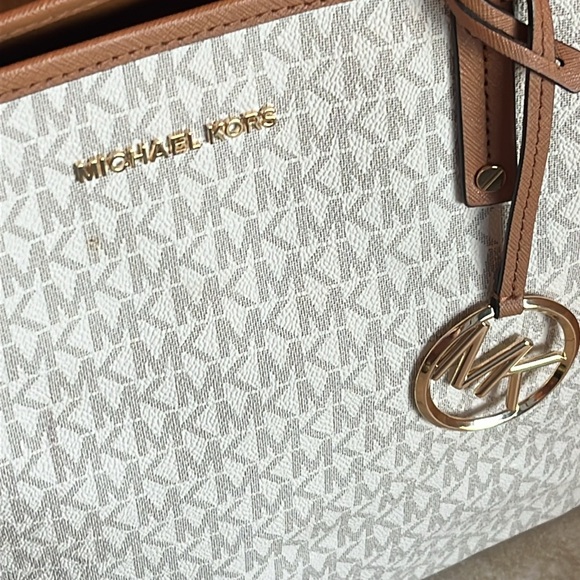 ๐ Michael Kors comes w gift ๐ Signature cream tan colors big bag pocketbook - Picture 2 of 10